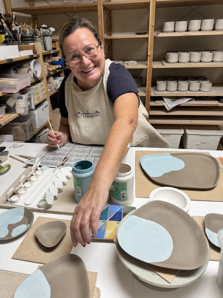 Servierplatten in Plattentechnik mit Sgraffito-Muster – Woodfield Liebling