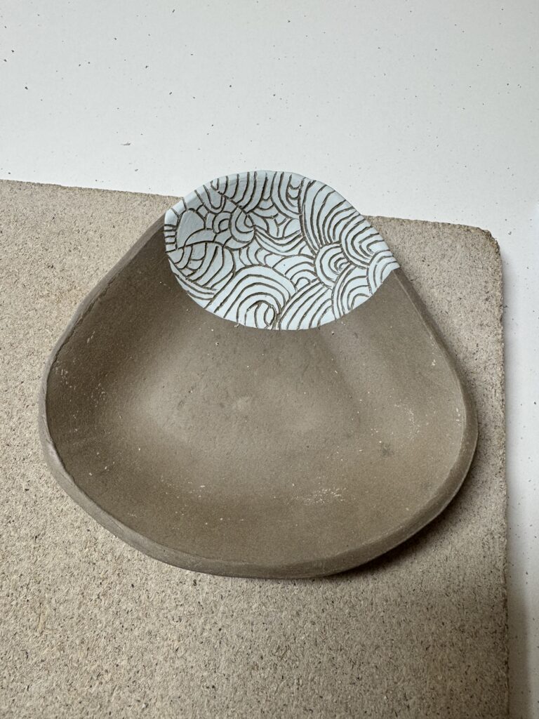 Woodfield Liebling November 2025, Sgraffito und Plattentechnik