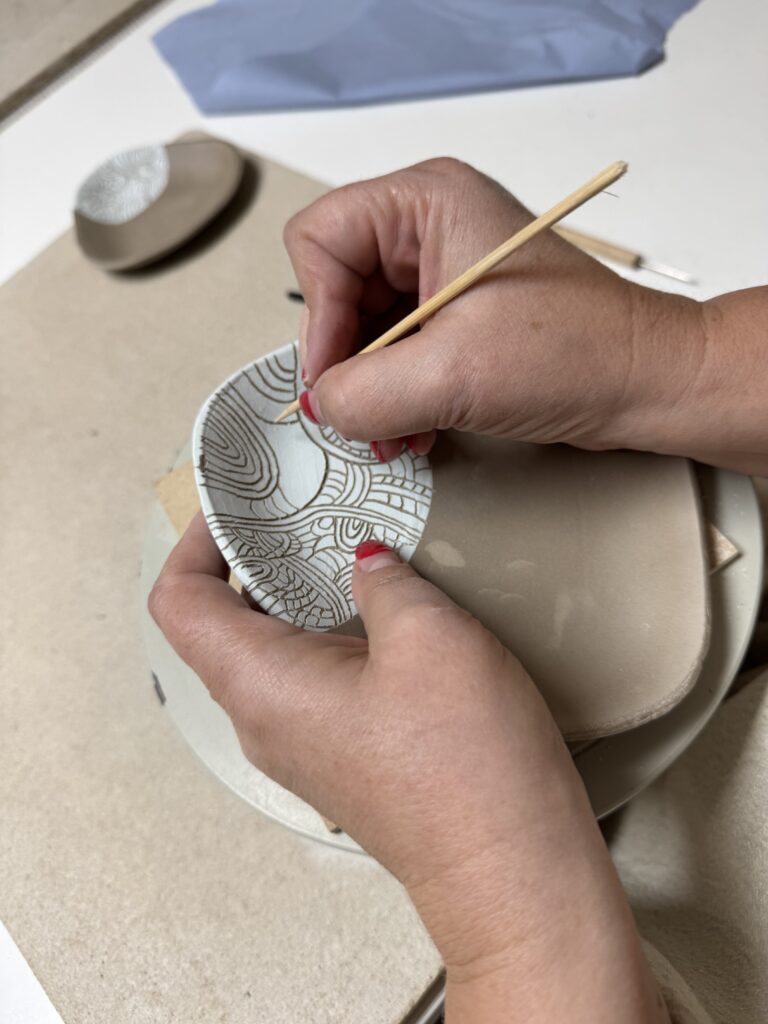 Servierplatten in Sgraffitotechnik