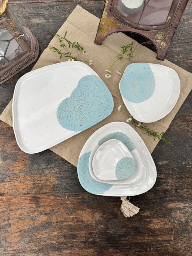 Servierplatten in Plattentechnik mit Sgraffito-Muster – Woodfield Liebling