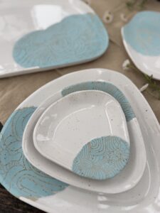 Servierplatten in Plattentechnik mit Sgraffito-Muster – Woodfield Liebling