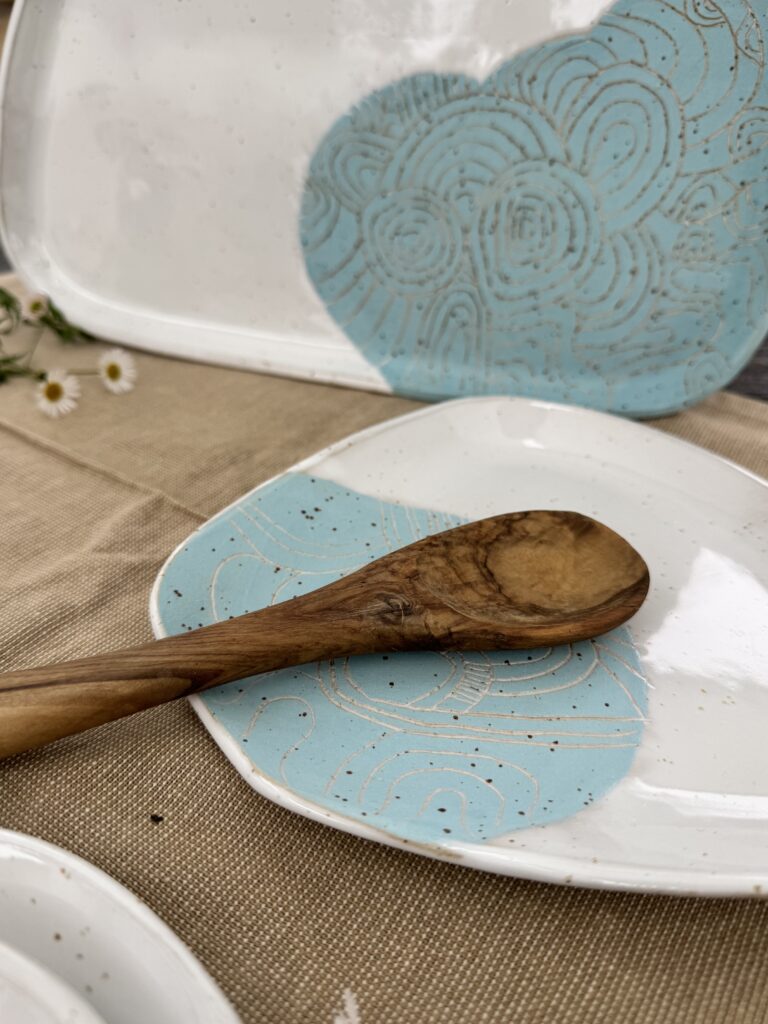 Servierplatten in Plattentechnik mit Sgraffito-Muster – Woodfield Liebling